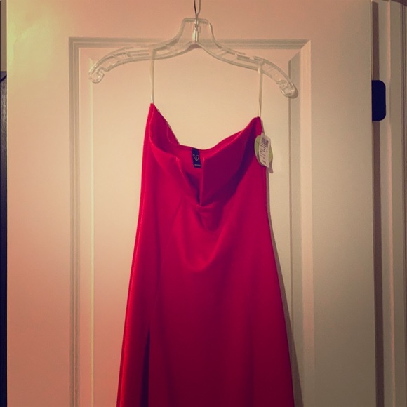 Red dress with slit up right leg - Picture 1 of 2